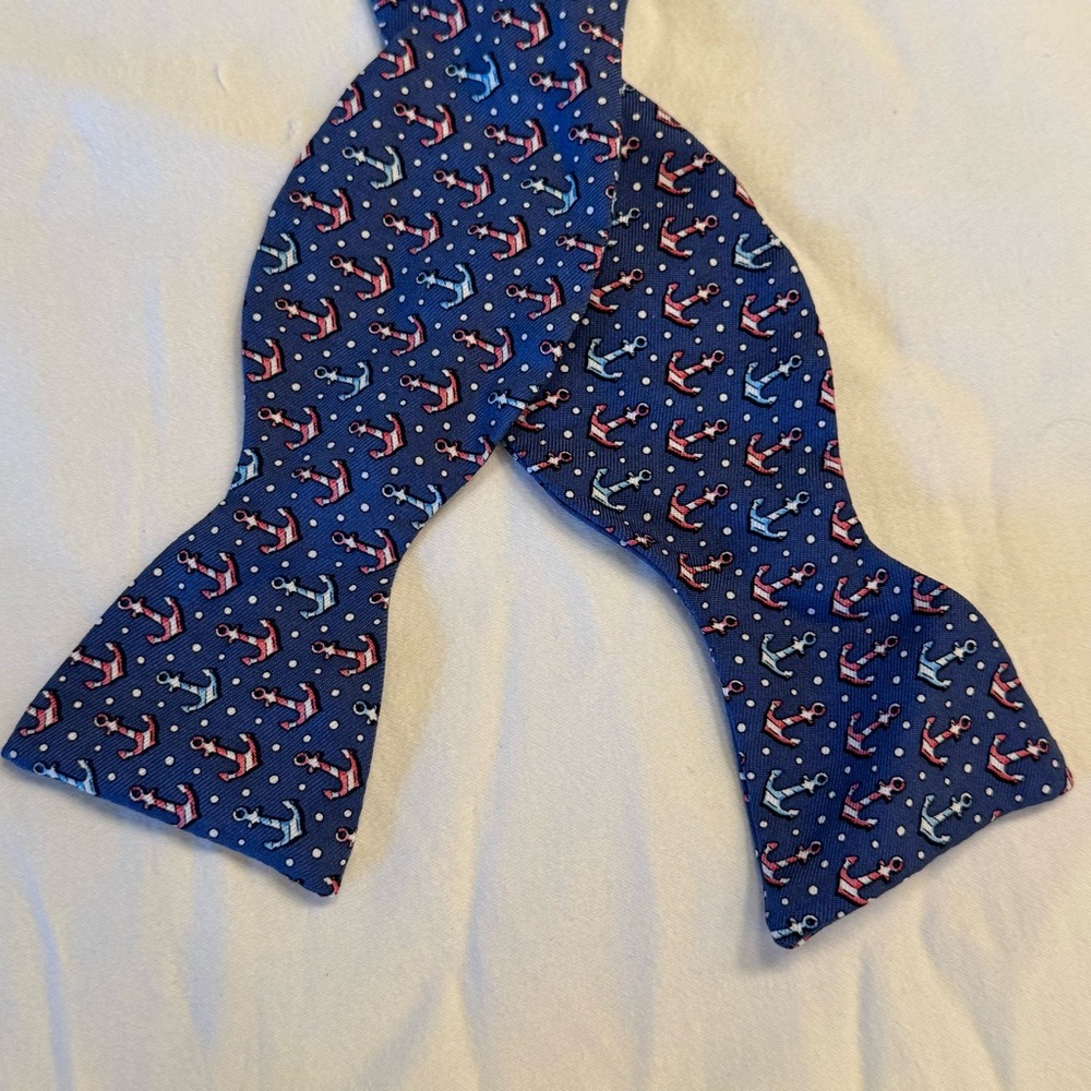 Vineyard Vines blue anchor pattern bow tie, one size adjustable